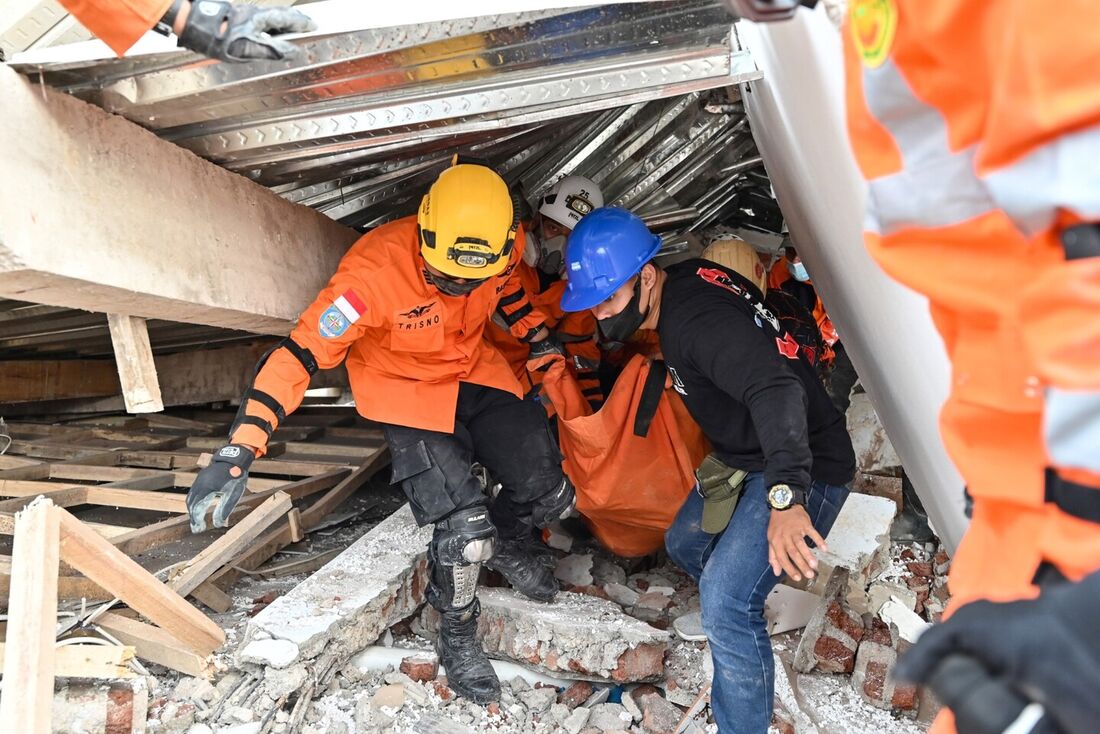 Equipes de resgate procuram sobreviventes após terremoto que matou 252 pessoas na Indonésia