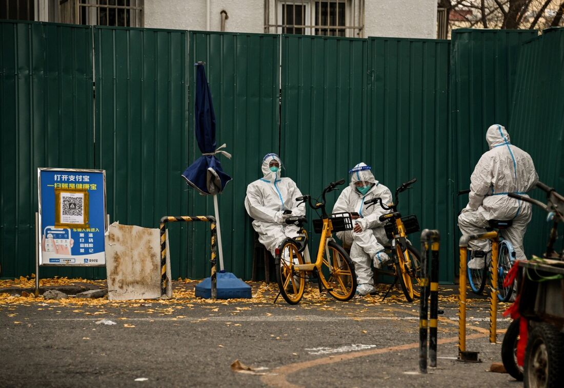 Moradores de Pequim estão cansados das restrições da política de "covid zero"