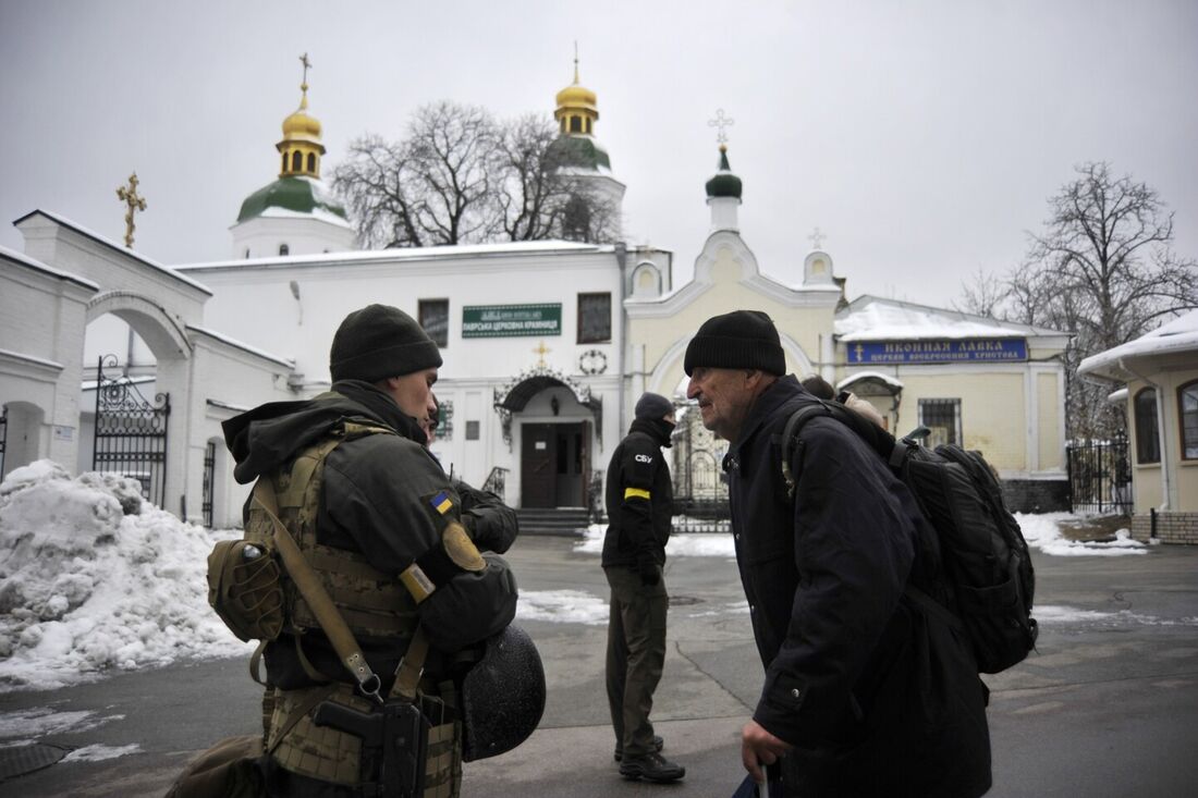 Principal mosteiro de Kiev é revistado por suspeita de laços com Moscou