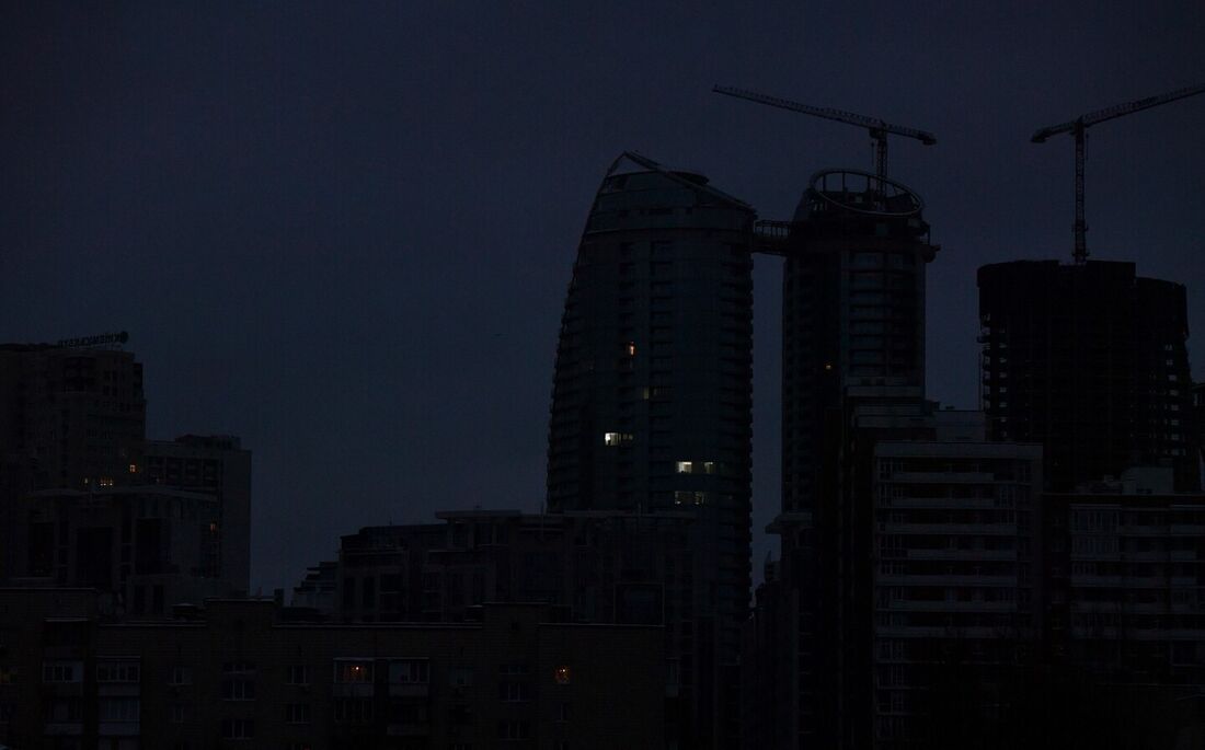 Vista de Kiev durante blackout parcial na noite desta terça-feira (22)