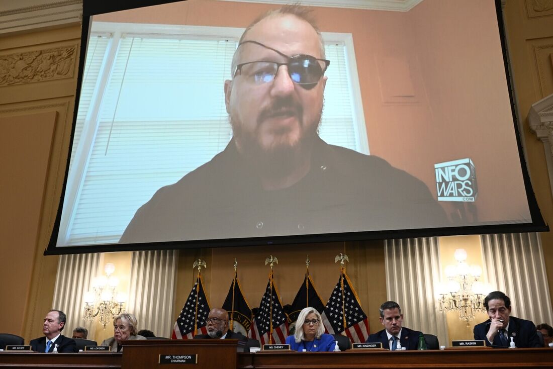 Stewart Rhodes, fundador do Oath Keepers, é visto em uma tela durante uma audiência do Comitê de Seleção da Câmara para Investigar o Ataque de 6 de Janeiro ao Capitólio dos EUA, no Cannon House Office Building em Capitol Hill em Washington, DC