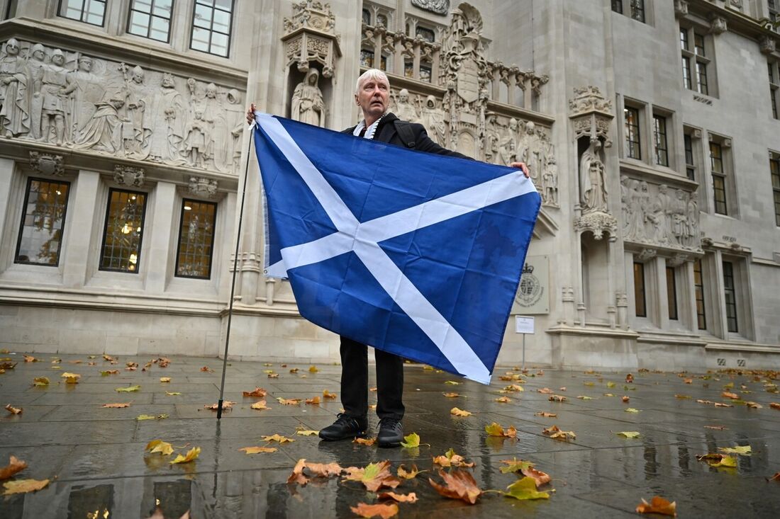 Um apoiador da independência escocesa segura uma bandeira da Escócia em frente ao prédio da Suprema Corte britânica em Londres