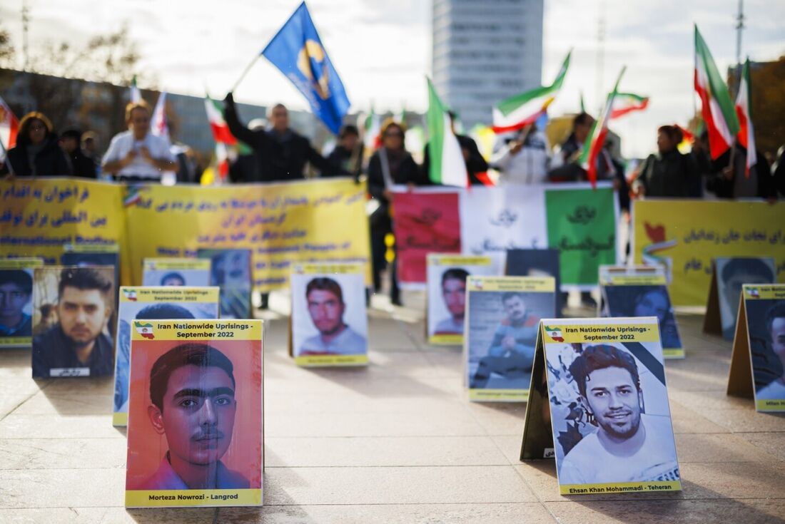 Manifestantes colocam imagens das vítimas do regime iraniano em frente a sede da ONU