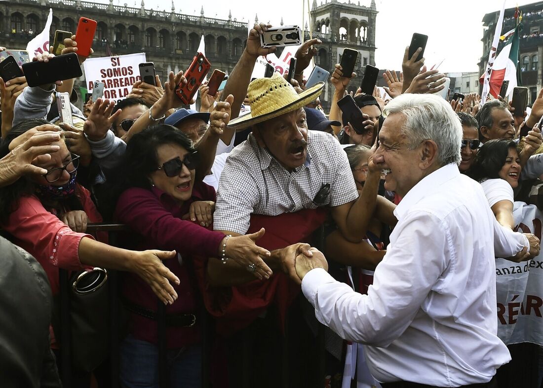 Presidente mexicano lidera marcha em demonstração de força