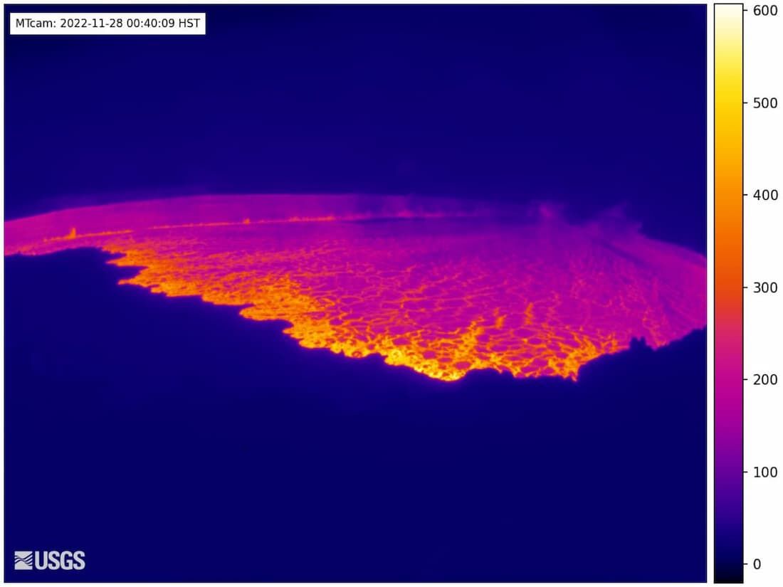 O Mauna Loa, no Havaí, o maior vulcão ativo do mundo, entrou em erupção pela primeira vez em quase 40 anos, disseram autoridades dos EUA, enquanto equipes de emergência entraram em alerta na segunda-feira.