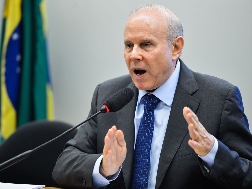 Ex-ministro da Fazenda, Guido Mantega. Na carta, Mantega diz falar em nome do novo governo e que o presidente eleito, Luiz Inácio Lula da Silva, gostaria de indicar outro candidato