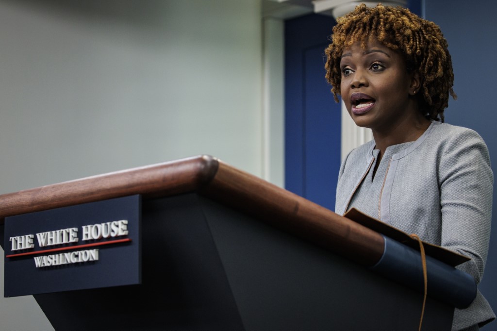 A secretária de imprensa da Casa Branca, Karine Jean-Pierre, fala durante uma coletiva de imprensa diária na James S. Brady Press Briefing Room na Casa Branca em 7 de novembro de 2022 em Washington, DC