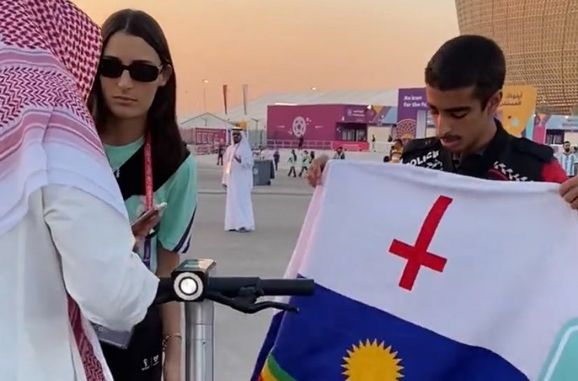 Momento em que voluntária tem bandeira de Pernambuco confiscada no Catar