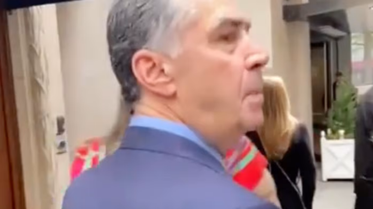 Momento em que Barroso se vira e responde ao manifestante bolsonarista