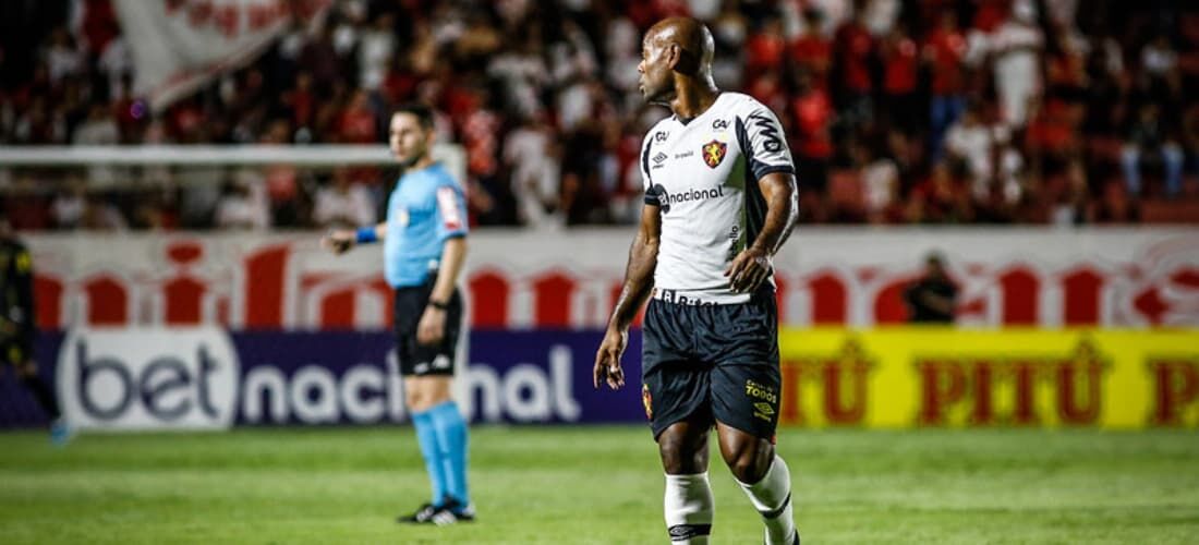 Na Bundesliga 2, uma arbitra expulsou um jogador, ao sair do campo ele  disse para ela