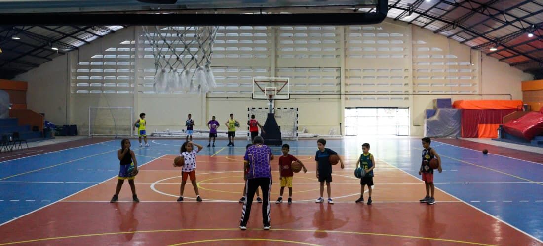 Crianças e adolescentes durante aula de basquete promovida pelo Instituto 2k no Santos Dumont, em Recife