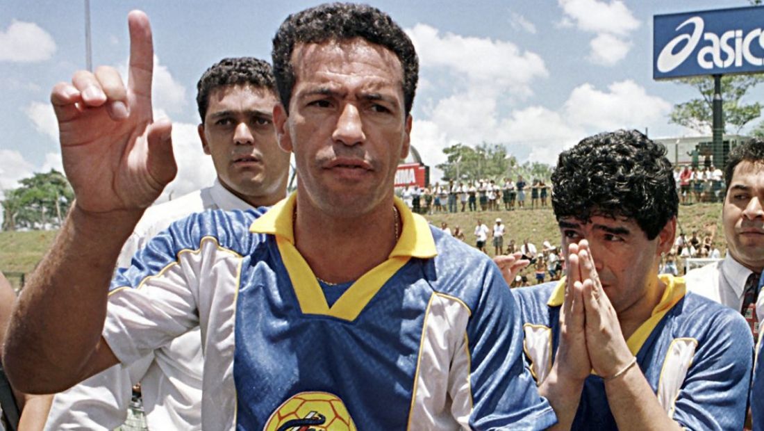 Careca e Maradona (ao fundo) juntos em um amistoso de fundação da escola de futebol do careca, em 1998