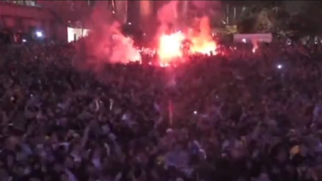 Torcedores australianos fazendo a festa na madrugada 