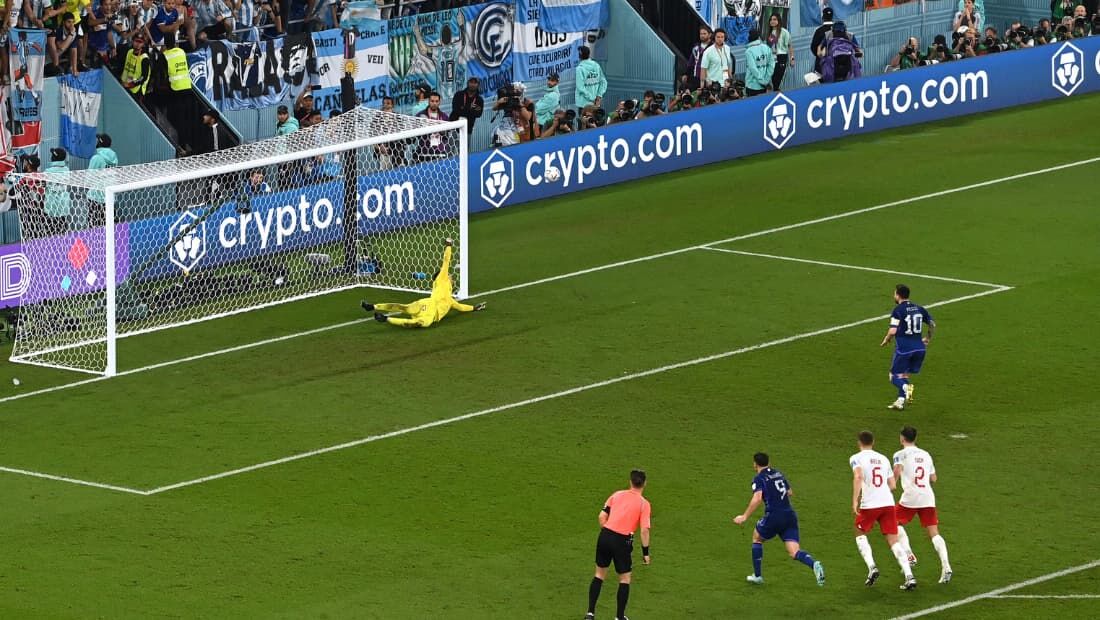 Com gol de Messi e golaço de promessa, Argentina vence México e