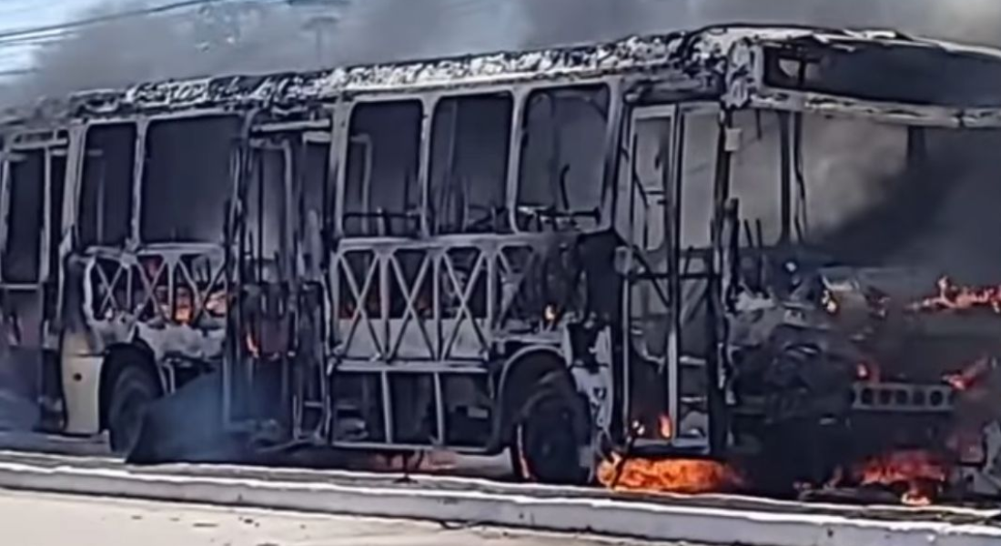 Ônibus pegou fogo na avenida Sul