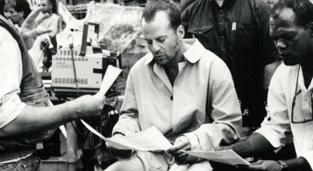 Foto antiga de Bruce Willis em set de gravações