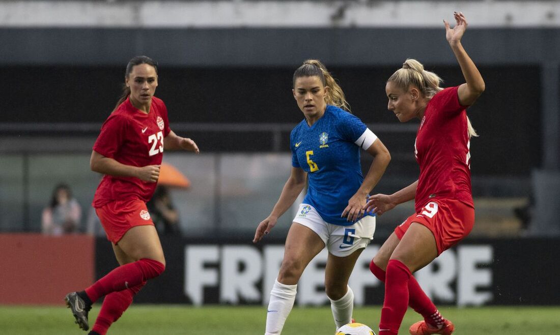 Thamires tenta recuperar a bola durante o amistoso com o Canadá