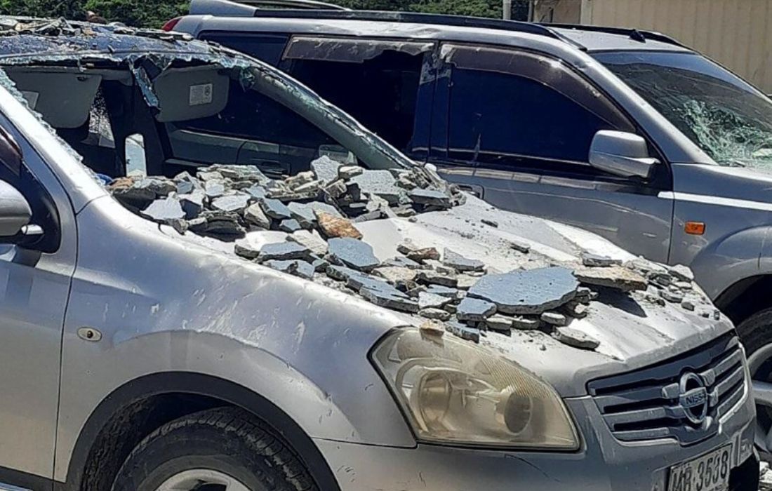 Carros danificados pela queda de partes da fachada de um prédio em Honiara, Ilhas Salomão, após terremoto de 7 graus de magnitude