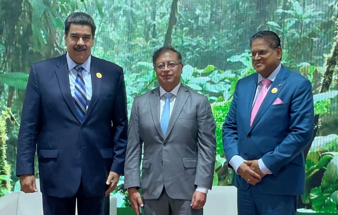 Da esquerda para a direita: O presidente da Venezuela, Nicolás Maduro, o presidente da Colômbia, Gustavo Petro e o presidente do Suriname Chan Santokhi