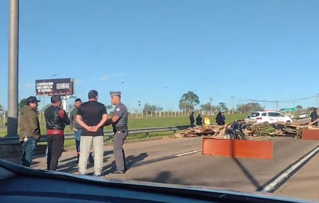 Acesso ao aeroporto de Campinas é bloqueado por manifestantes golpistas