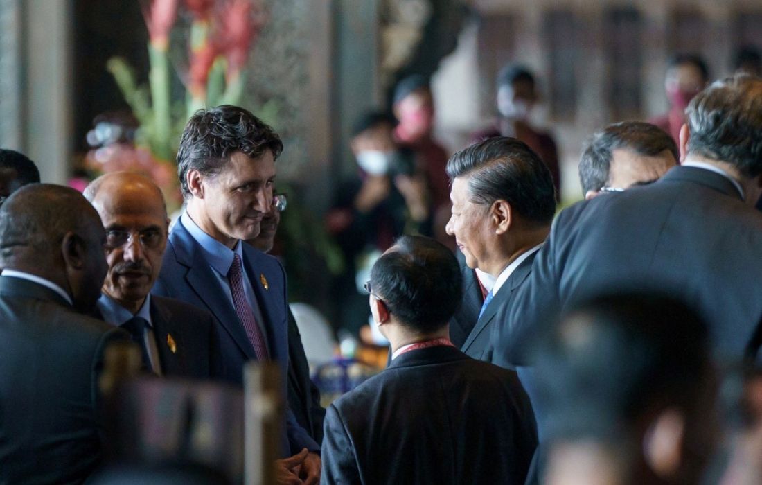 Justin Trudeau e Xi Jiping cumprimentam-se na Cúpula do G20, em Bali (Indonésia)