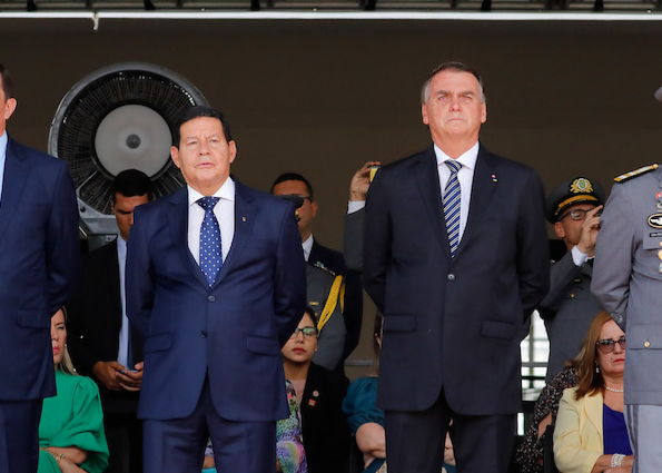 Vice-presidente Mourão e Jair Bolsonaro no evento da Academia Militar das Agulhas Negras