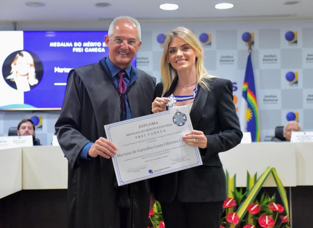 Mariana Costa recebe Medalha do Mérito Eleitoral Frei Caneca pelo TRE-PE