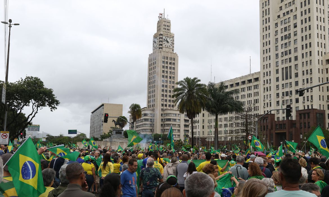 Atos antidemocráticos em frente a instalações do exército