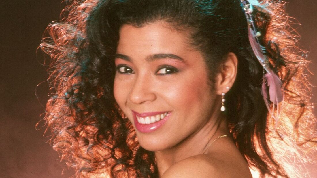 Irene Cara, cantora e atriz vencedora do Oscar que cantou as músicas dos filmes de sucesso dos anos 1980 "Fame" e "Flashdance"