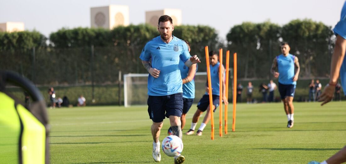 Messi durante treino nesta segunda-feira (21)