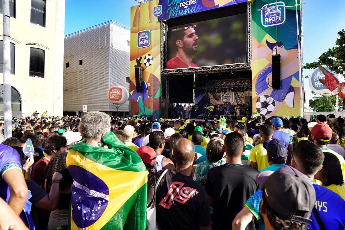 Jogo do Brasil em telão no Cais da Alfândega, no Bairro do Recife