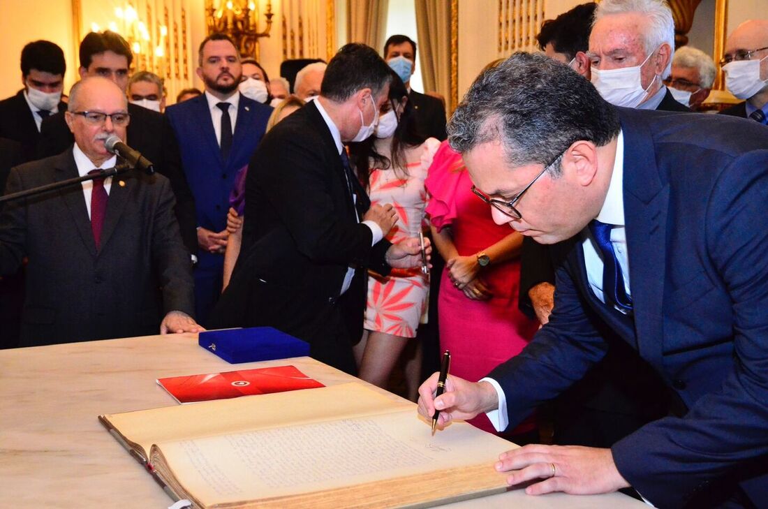 Ex-chefe do MPPE, Paulo Augusto de Freitas Oliveira toma posse como desembargador do Tribunal de Justiça