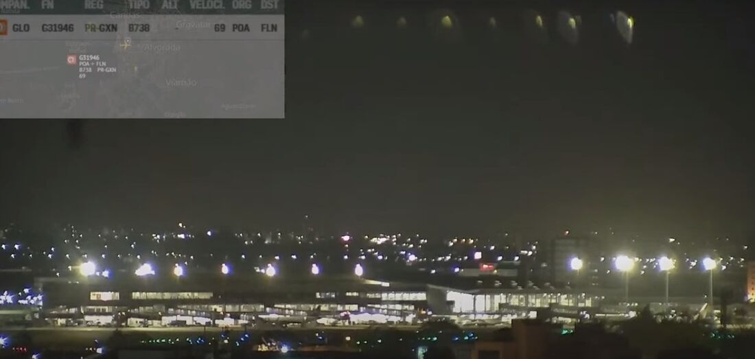 Luzes foram vistas enquanto aviões pousavam no aeroporto Salgado Filho, em Porto Alegre