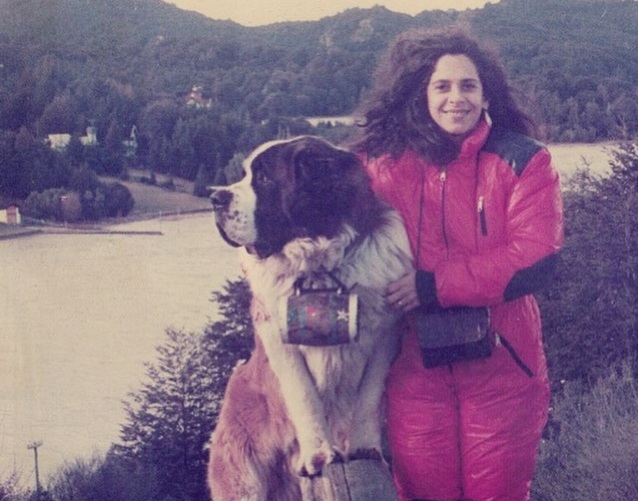 Gal Costa com cachorro São Bernardo