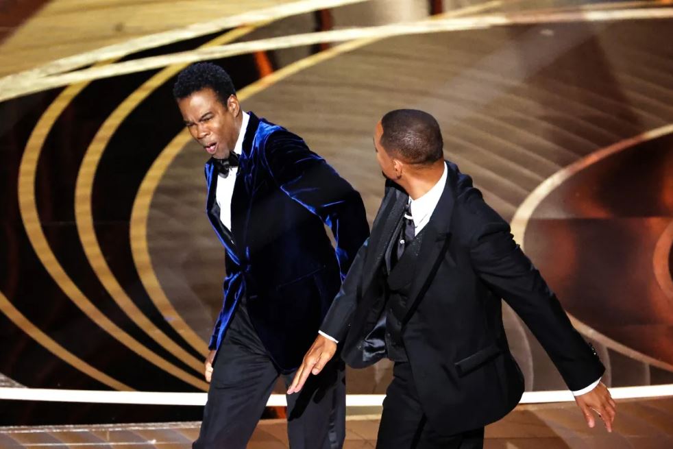 Will Smith bate em Chris Rock na cerimônia do Oscar 2022