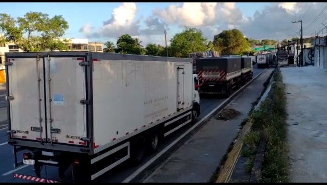 Caminhoneiros bloqueiam trechos de BR em Igarassu