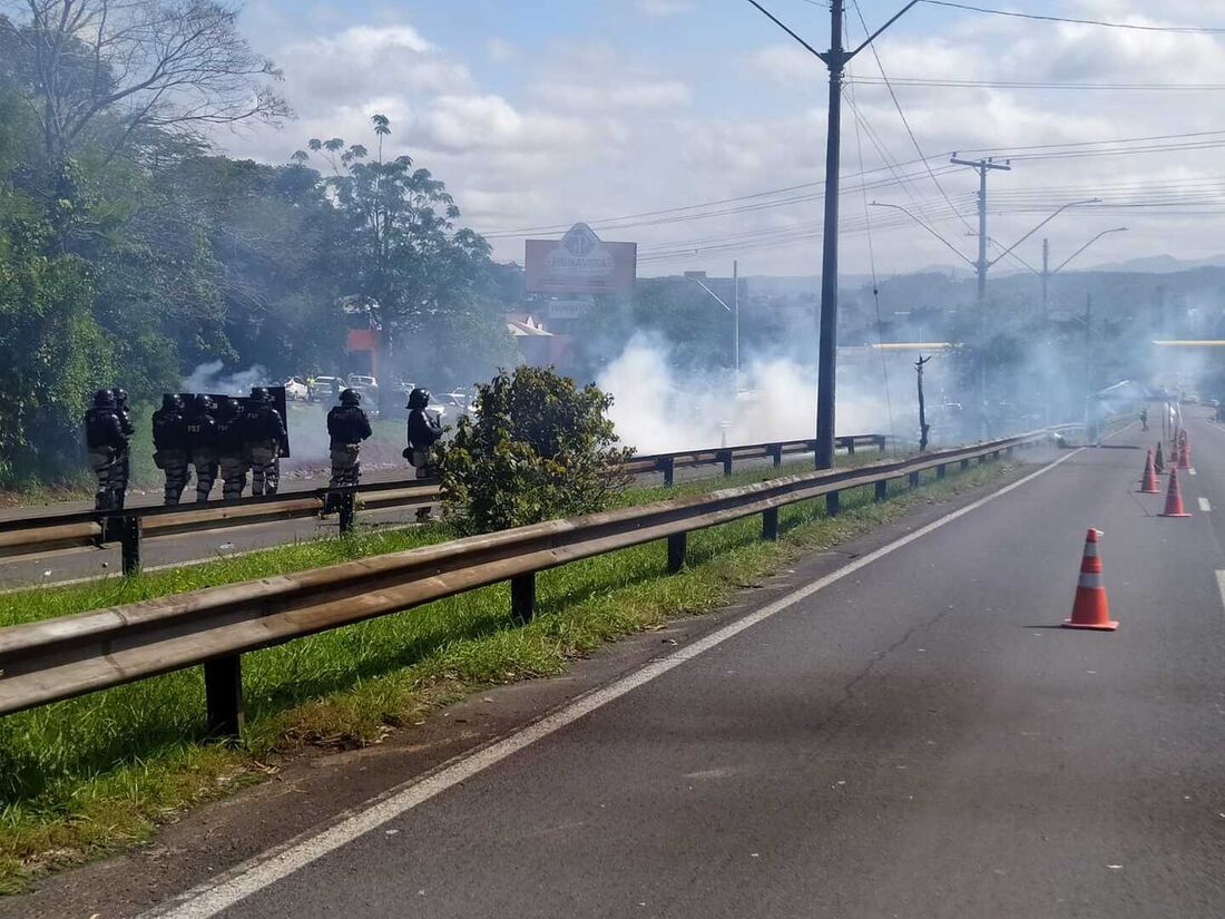 Atuação da polícia em bloqueio em Novo Hamburgo/RS