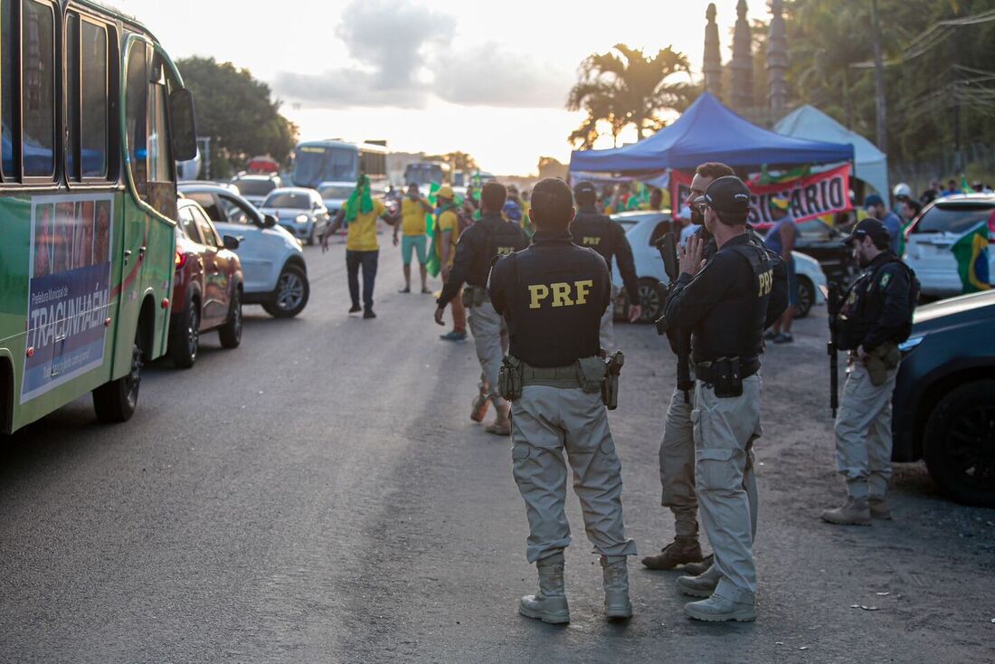 Manifestação pro Bolsonaro na BR - 232 em frente ao Comando Militar