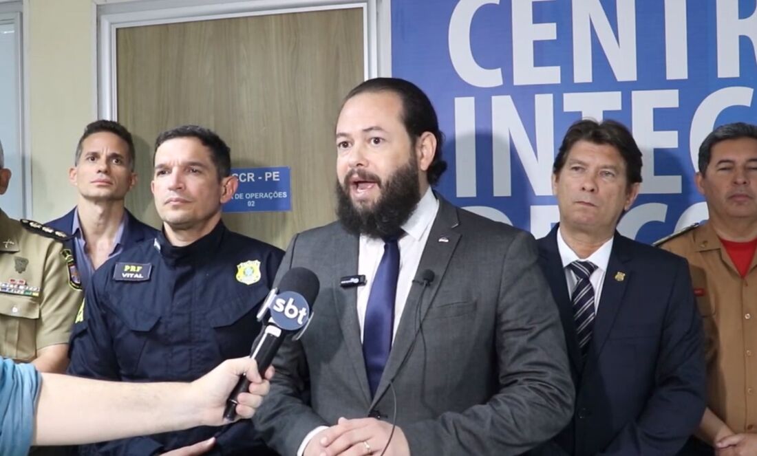 Secretário de Defesa Social de Pernambuco, Humberto Freire (centro), detalha ações das forças estaduais de segurança para garantir o fluxo nas rodovias de Pernambuco