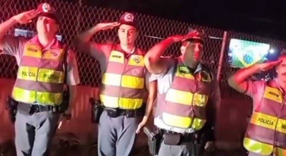 Policiais aparecem batendo continência a bolsonaristas em protesto