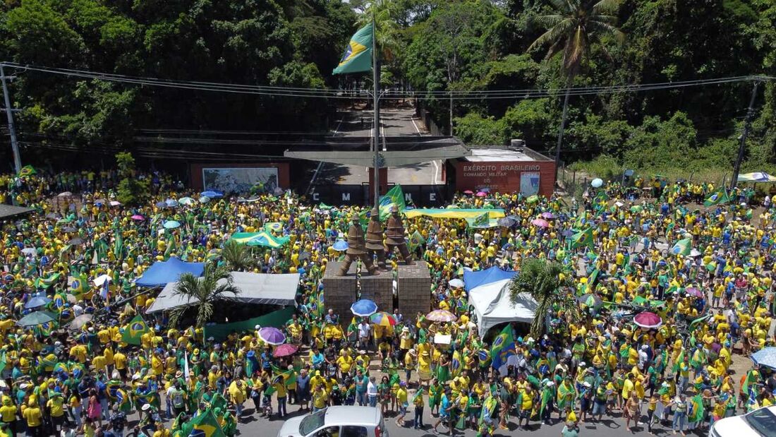 Ato antidemocrático em frente ao Comando Militar do Nordeste