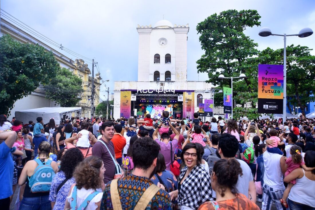 Edição de 2019 do Rec'n'Play no palco em frente à torre Malakoff