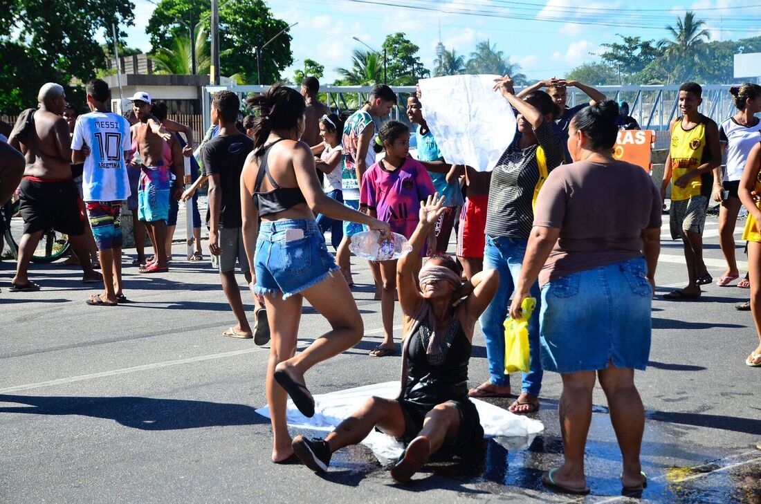 Populares bloqueiam trecho da PE-15 em protesto pela morte de jovem em confronto com a polícia