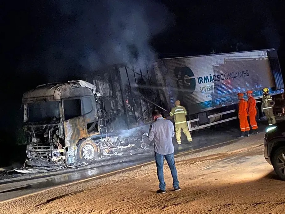 Caminhão do supermercado Irmãos Gonçalves, incendiado em RO