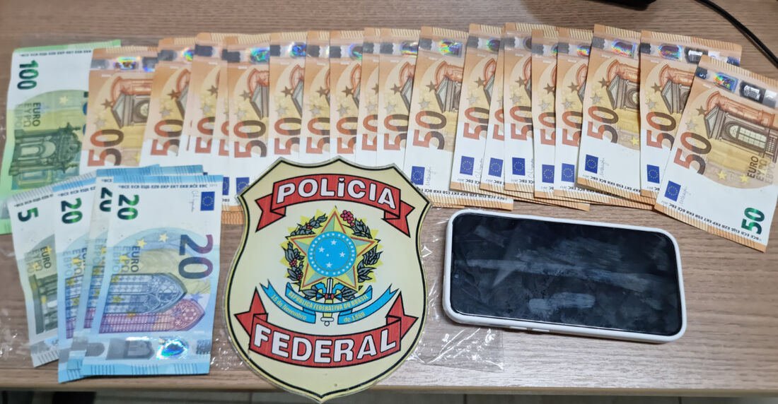 Polícia Federal apreende dinheiro e celular que estavam com maquiadora durante a prisão 