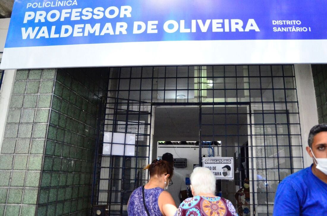 Na Policlínica Waldemar de Oliveira, localizada no bairro de Santo Amaro, no Centro do Recife, vários idosos receberam a 5ª dose da vacina contra a doença, na manhã desta quinta