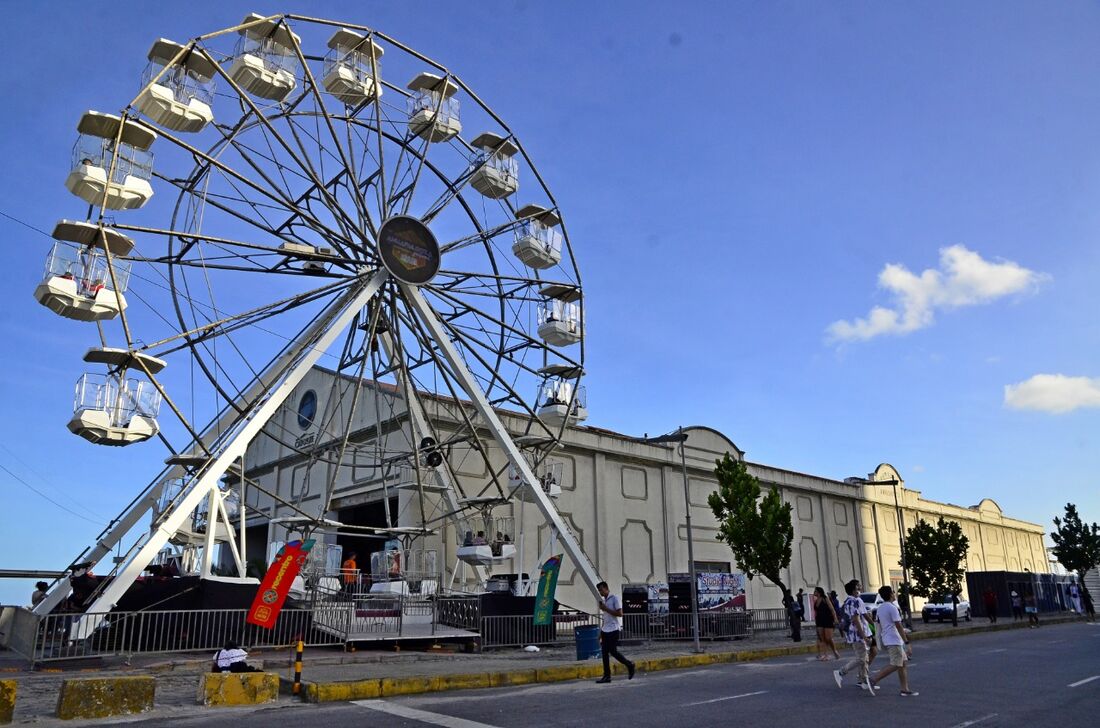 Roda gigante no Bairro do Recife