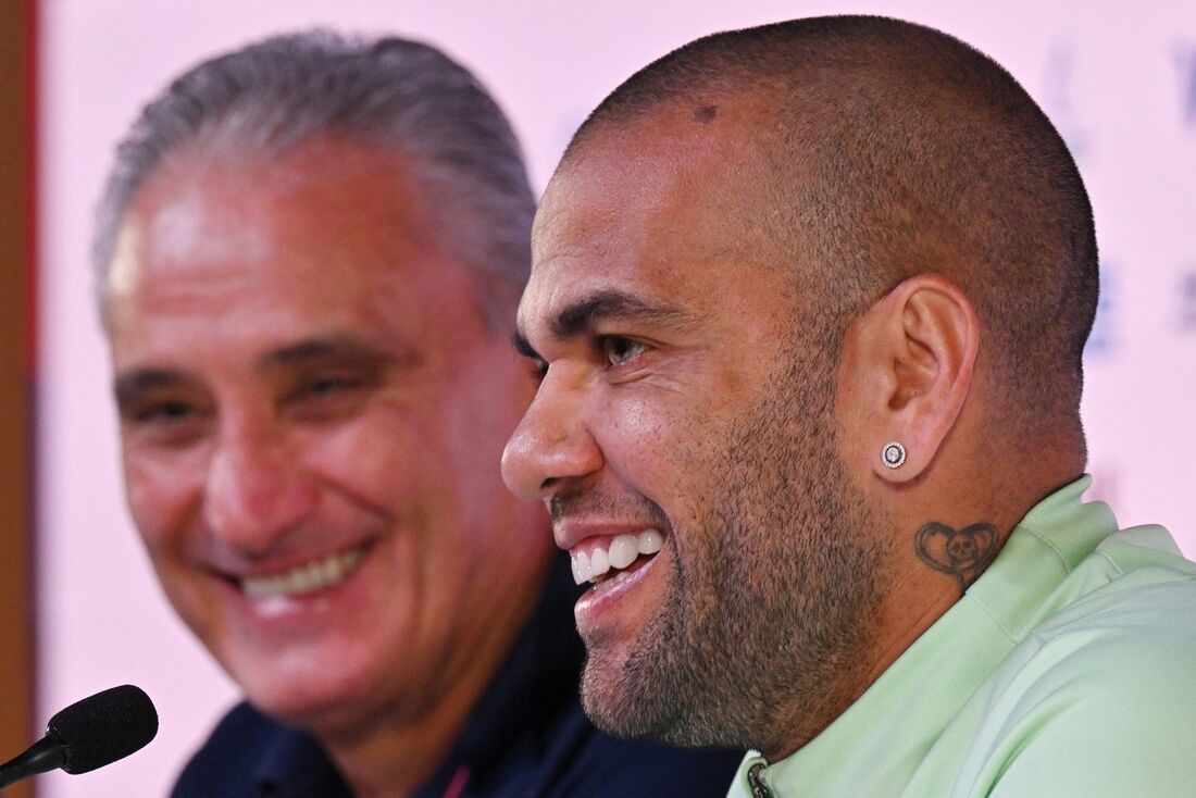 Tite destacou confiança no lateral Daniel Alves