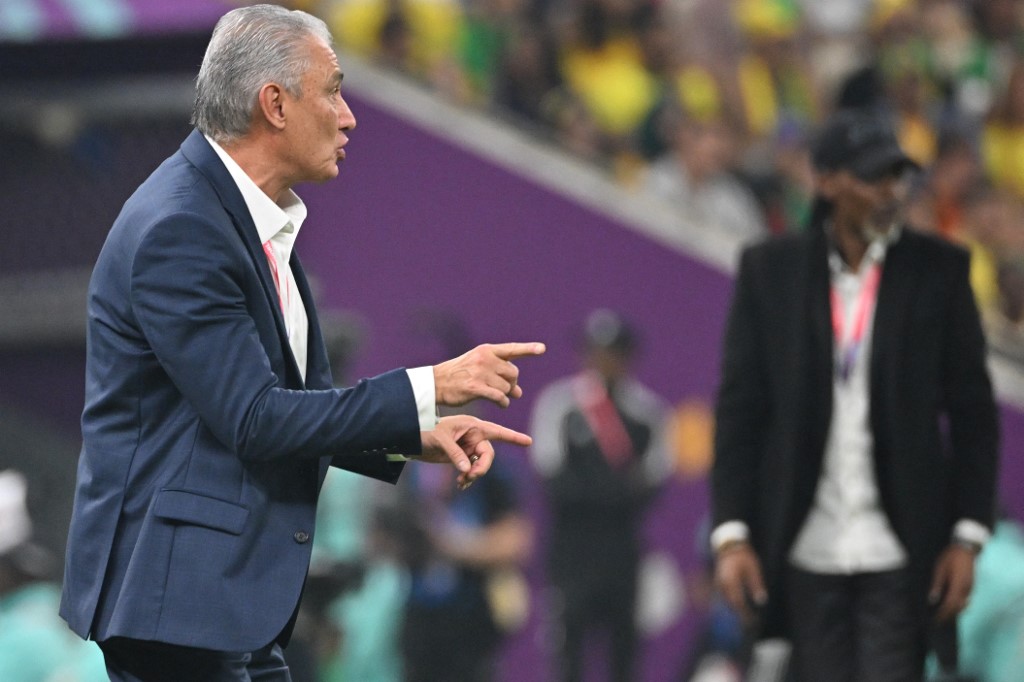 Tite orienta a Seleção no jogo contra Camarões