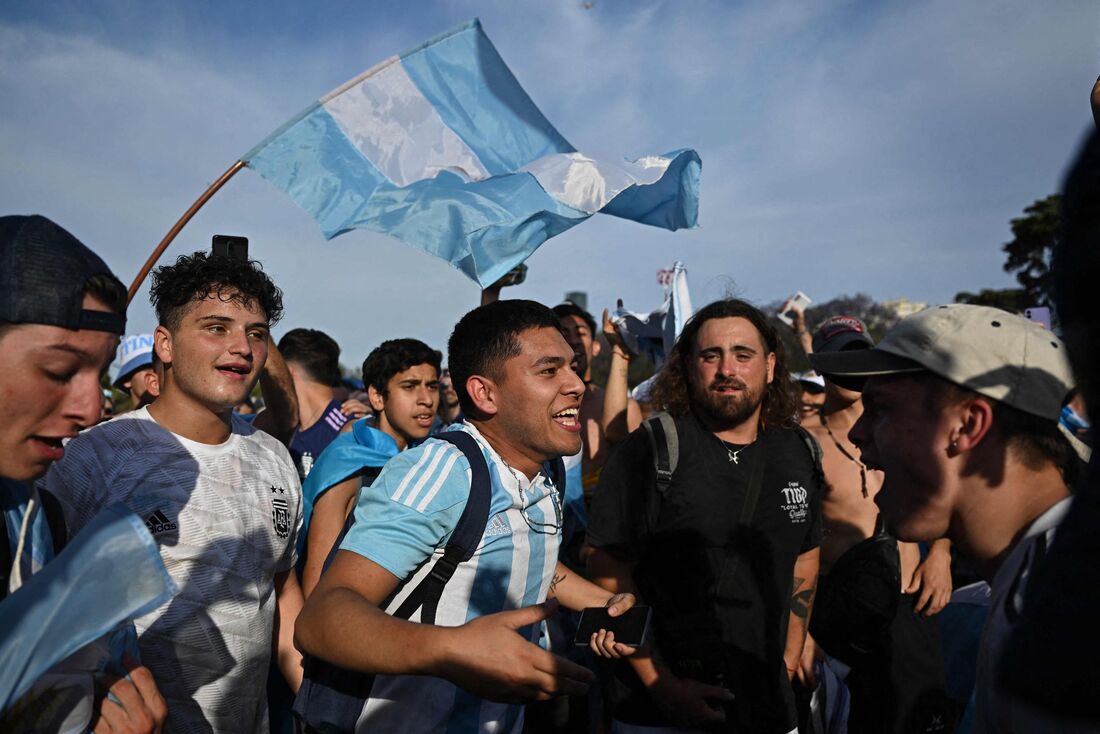 Torcida argentina comemora classificação para as quartas de final